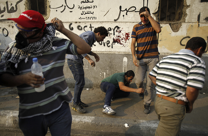 Members of the Muslim Brotherhood and supporters of ousted Egyptian President Mohamed Mursi run after riot police released tear gas along a road at Kornish El Nile, which leads to Tahrir Square, during clashes at a celebration marking Egypt's 1973 war with Israel in Cairo October 6, 2013. (Reuters / Amr Dalsh)